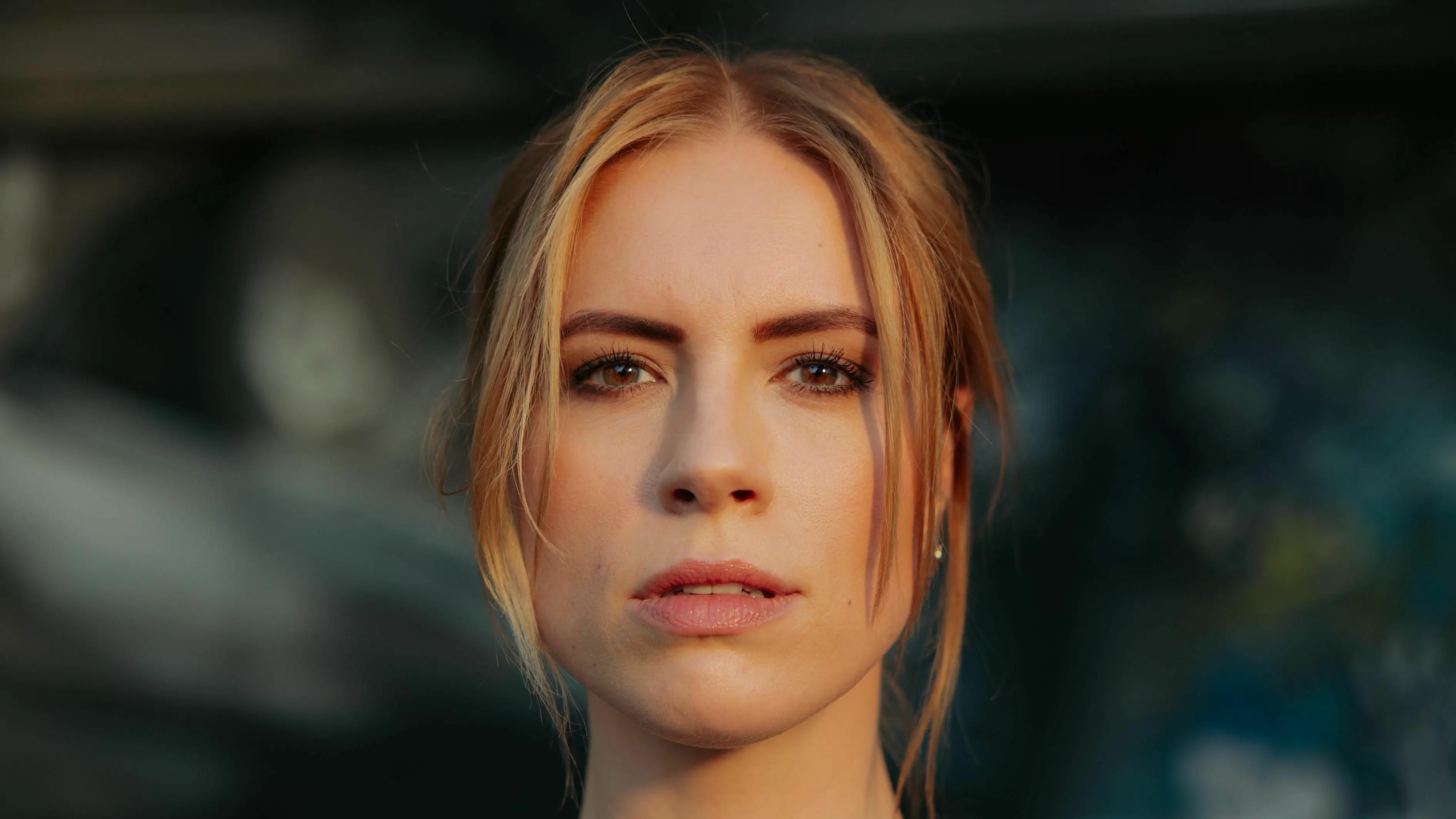 GZSZ-Rolle Zoe Vogt (Lara Dandelion Seibert) ahnt nicht, dass sie unter Beobachtung steht.