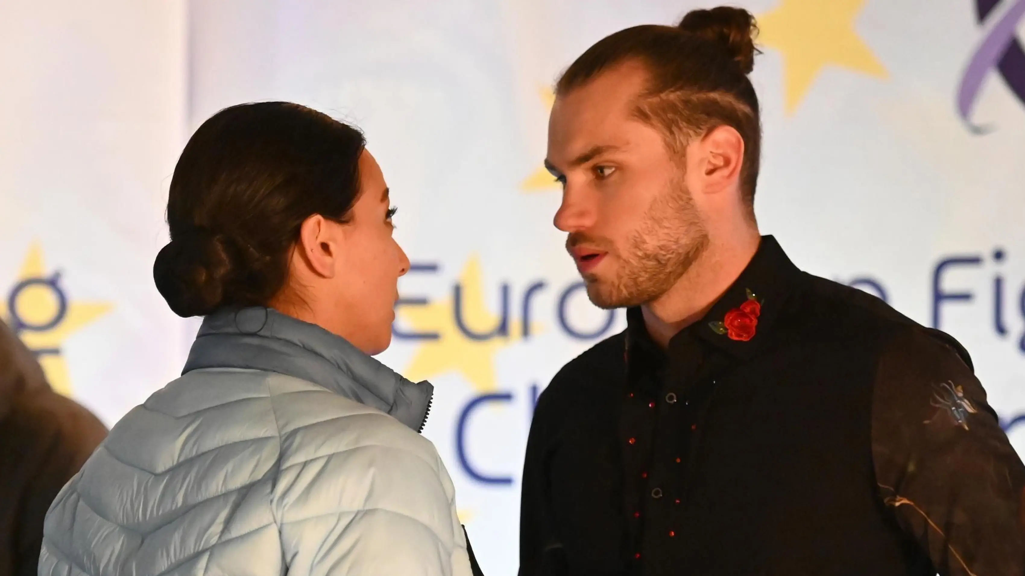 Charlotte "Charlie" (Shaolyn Fernandez) versucht Milan (Vitali Huk, r.) aufzubauen, als der an seiner Leistung zweifelt.