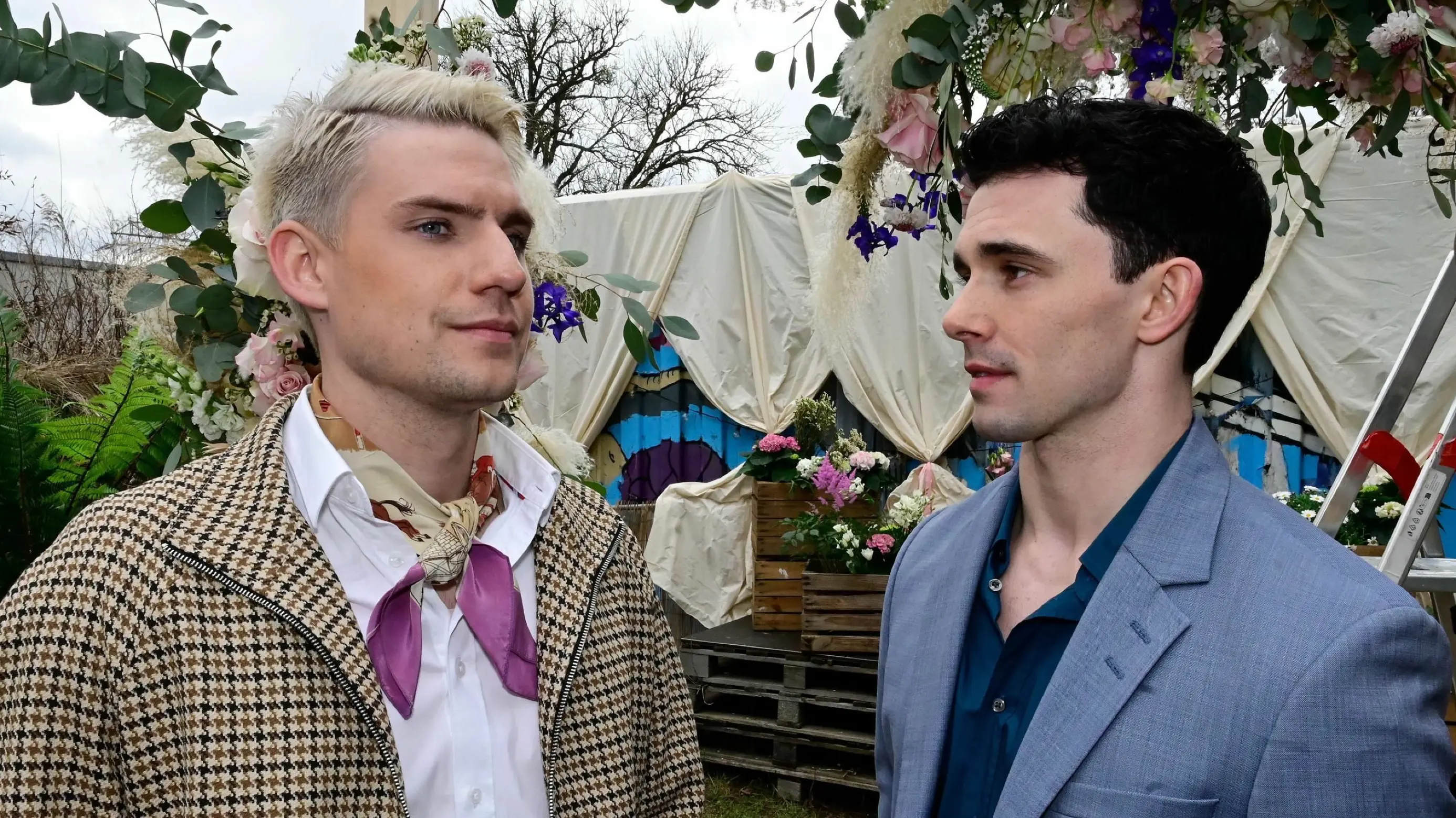 Moritz (Lennart Borchert, l.) und Luis (Marc Weinmann) können sich endlich aussprechen.