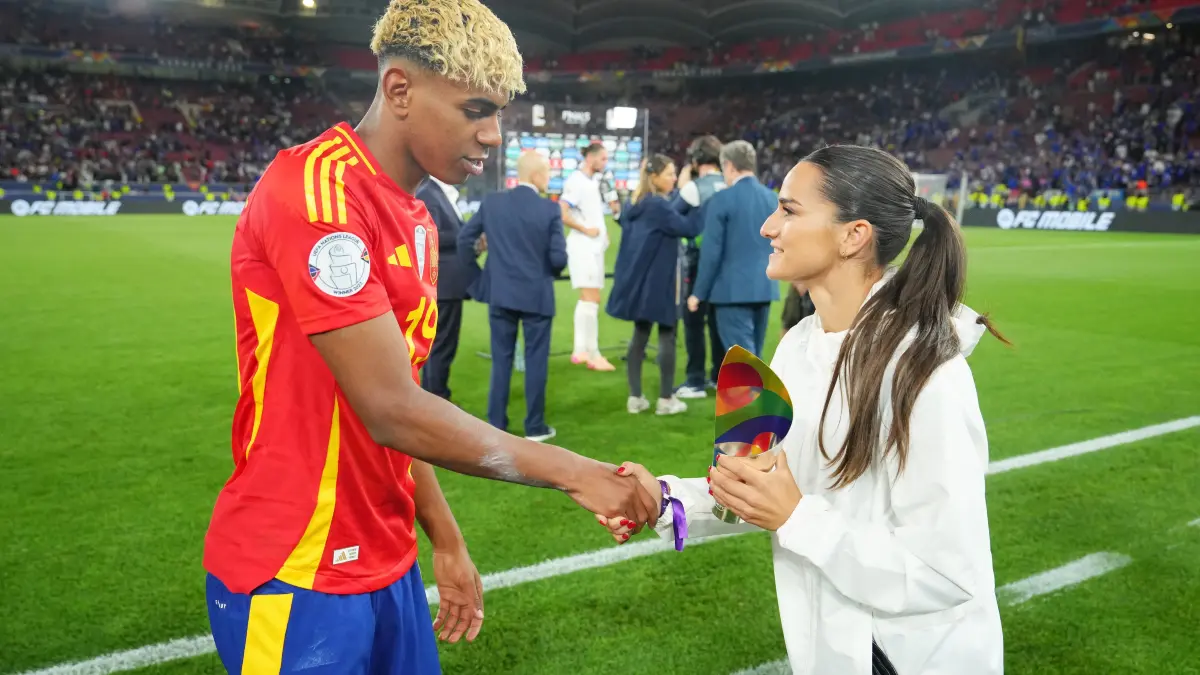 Crailsheim woman meets world football star: Shaking hands with Lamine ...
