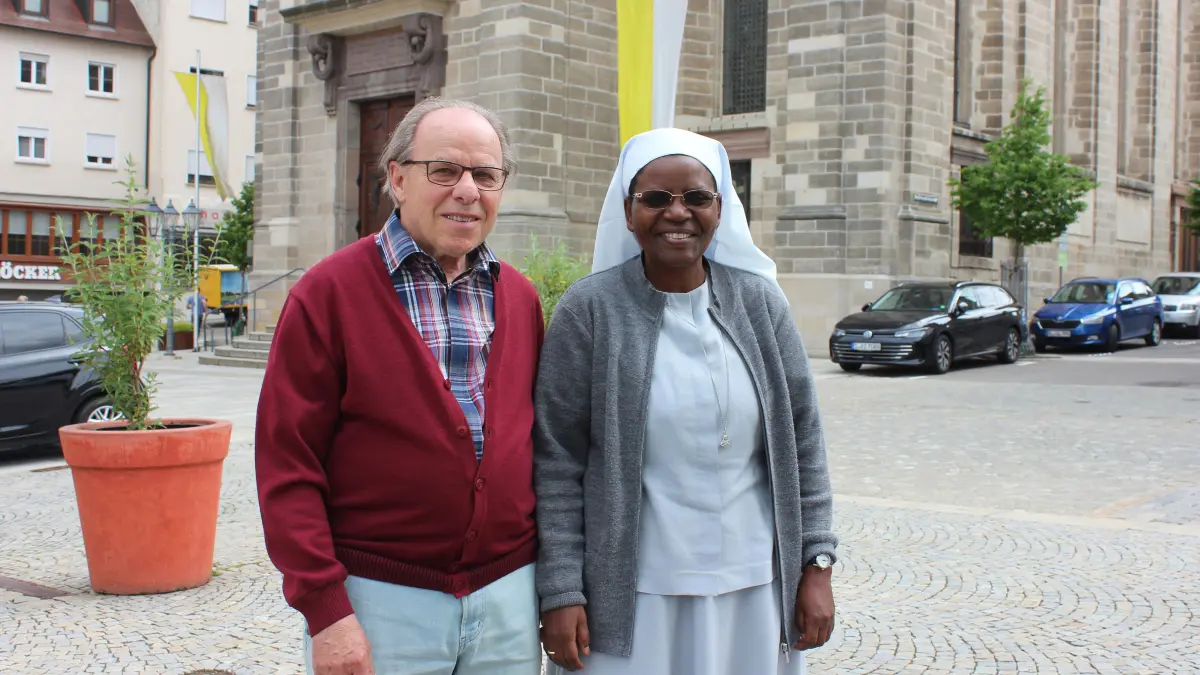 Schwester Joséphine Toyi mit Diakon Karl Heinz Schäfer. Die Generaloberin nutzte ihren Europaaufenthalt zu einem Besuch in der Zollerstadt und beim Hechinger Missionsausschuss, der das Zachäus-Haus in Burundi als Mitbegründer seit Jahrzehnten unterstützt.