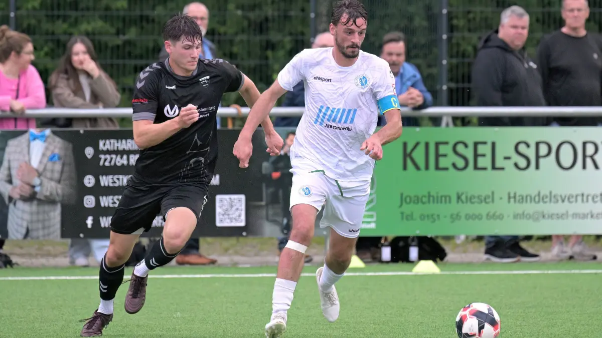 Fussball VL | Young Boys Reutlingen vs. VfL Pfullingen: Fussball VL | Young Boys Reutlingen (weiss) vs. VfL Pfullingen (blau) // 2025-06-06 // Foto: Joachim Baur // #17 Hakan Aktepe (Young Boys Reutlingen) auf dem Weg zum 1:0 / #4 Marco Digel (VfL Pfullingen)