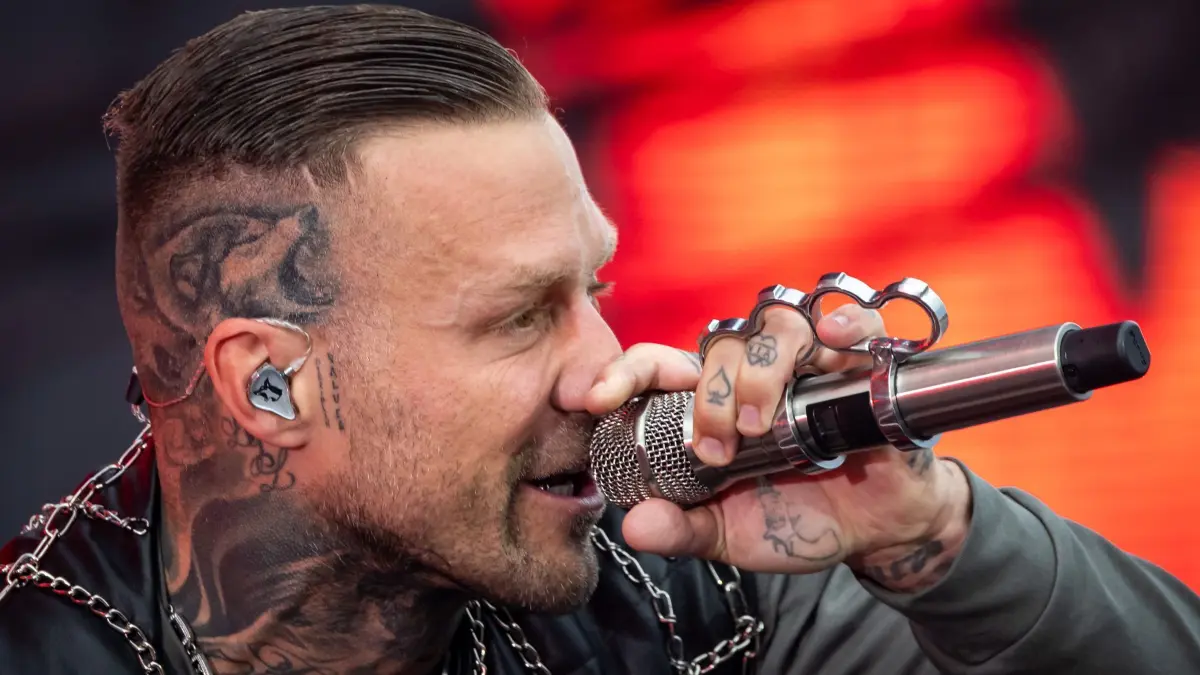 Start Open-Air-Festival „Rock im Park“: 06.06.2025, Bayern, Nürnberg: Der deutsche Rapper Kontra K (Maximilian Diehn) steht beim Open-Air-Festival «Rock im Park» auf der Bühne. Foto: Daniel Karmann/dpa +++ dpa-Bildfunk +++