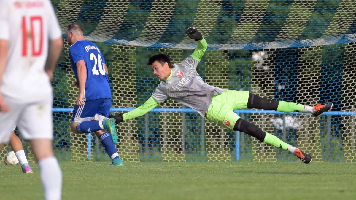 TSV Genkingen vs. TSG Tuebingen II Fussball, Bezirksliga Alb, 30.Spieltag, Saison 2024/2025, 07.06.2025 : Jonah Paulus (TSG Tuebingen II, #01) im Tor im Zweikampf mit Kevin Grauer (TSV Genkingen, #20)
TSV Genkingen vs. TSG Tuebingen II ,
Fussball, Bezirksliga Alb, 30.Spieltag, Saison 2024/2025, 07.06.2025
Foto: Eibner-Pressefoto/ Tobias Baur