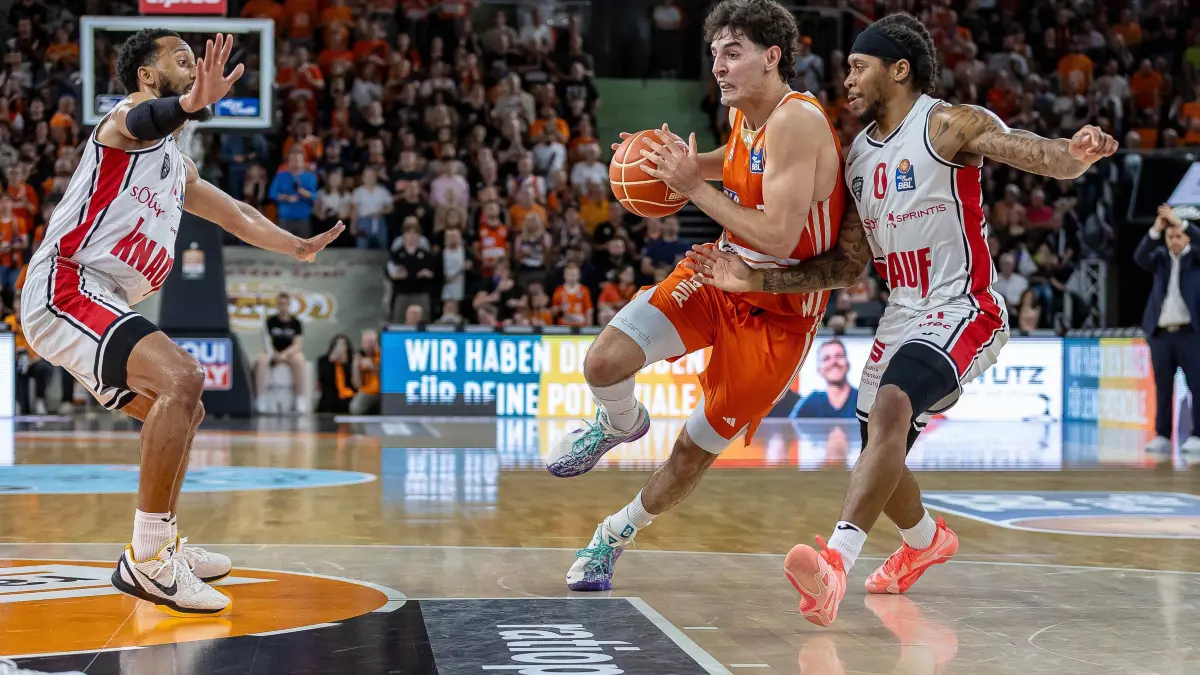 Ratiopharm Ulm vs. Wuerzburg Baskets, Basketball, Basketball Bundesliga, Playoffs, Halbfinale, Saison 2024/2025, 07.06.2025: Zweikampf zwischen Ben Saraf Ratiopharm Ulm 77 Mike Lewis II Wuerzburg Baskets 00, Ratiopharm Ulm vs. Wuerzburg Baskets, Basketball, Basketball Bundesliga, Playoffs, Halbfinale, Saison 2024/2025, 07.06.2025, Ratiopharm Ulm vs. Wuerzburg Baskets, Basketball, Basketball Bundesliga, Playoffs, Halbfinale, Saison 2024/2025, 07.06.2025 Neu-Ulm *** Duel between Ben Saraf Ratiopharm Ulm 77 Mike Lewis II Wuerzburg Baskets 00 , Ratiopharm Ulm vs Wuerzburg Baskets, Basketball, Basketball Bundesliga, Playoffs, Semifinals, Season 2024 2025, 07 06 2025, Ratiopharm Ulm vs Wuerzburg Baskets, Basketball, Basketball Bundesliga, Playoffs, Semifinals, Season 2024 2025, 07 06 2025 New Ulm Copyright: xEibner-Pressefoto/JanixPlessx EP_JPL