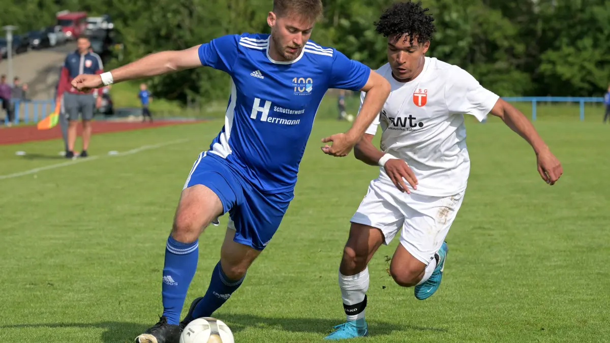 TSV Genkingen vs. TSG Tuebingen II Fussball, Bezirksliga Alb, 30.Spieltag, Saison 2024/2025, 07.06.2025 : Dominik Frueh (TSV Genkingen, #02) im Zweikampf mit James Schmalzriedt (TSG Tuebingen II, #19)
TSV Genkingen vs. TSG Tuebingen II ,
Fussball, Bezirksliga Alb, 30.Spieltag, Saison 2024/2025, 07.06.2025
Foto: Eibner-Pressefoto/ Tobias Baur
