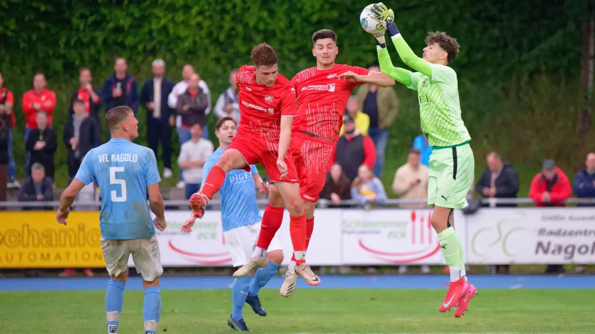 Symptomatisch: Nagolds Keeper Laurent Bajraktari pflückte die hohen Bälle herunter, Empfingens Noah Scheurenbrand (vorne) und Pascal Schoch kamen nach Flanken nicht zum Abschluss.