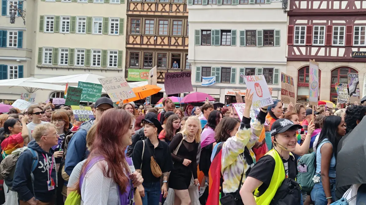 Am Samstag zogen zahlreiche Menschen durch die Tübinger Innenstadt und forderten gleiche Rechte