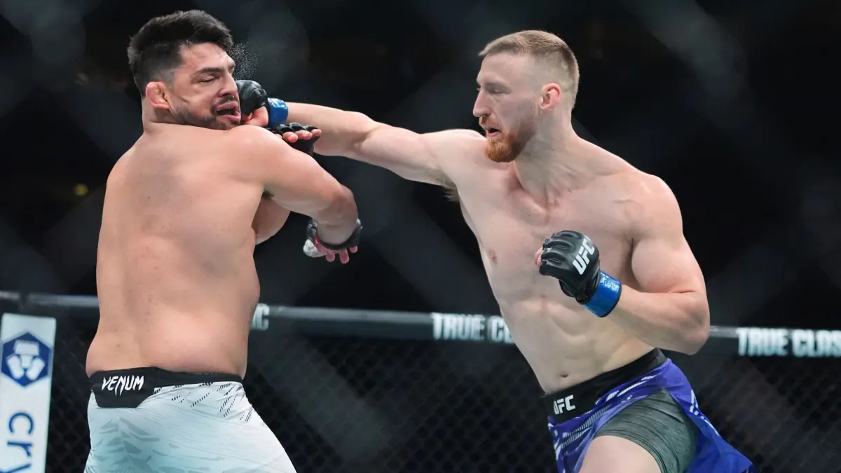 US-Präsident Trump bei Mixed Martial Arts Kämpfen: 07.06.2025, USA, Newark: Joe Pyfer, rechts, schlägt Kelvin Gastelum während der ersten Runde eines Mittelgewichtskampfes bei der UFC 316 Mixed Martial Arts Veranstaltung in Newark, New Jersey. Foto: Frank Franklin II/AP/dpa +++ dpa-Bildfunk +++
