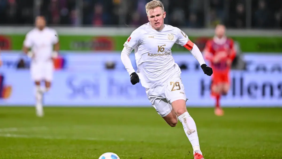 Jonathan Burkardt: ARCHIV - 16.02.2025, Baden-Württemberg, Heidenheim: Fußball: Bundesliga, 1. FC Heidenheim - FSV Mainz 05, 22. Spieltag, Voith-Arena. Der Mainzer Jonathan Burkardt in Aktion. (zu dpa: «Bericht: Nationalstürmer Burkardt mit Frankfurt einig») Foto: Harry Langer/dpa +++ dpa-Bildfunk +++