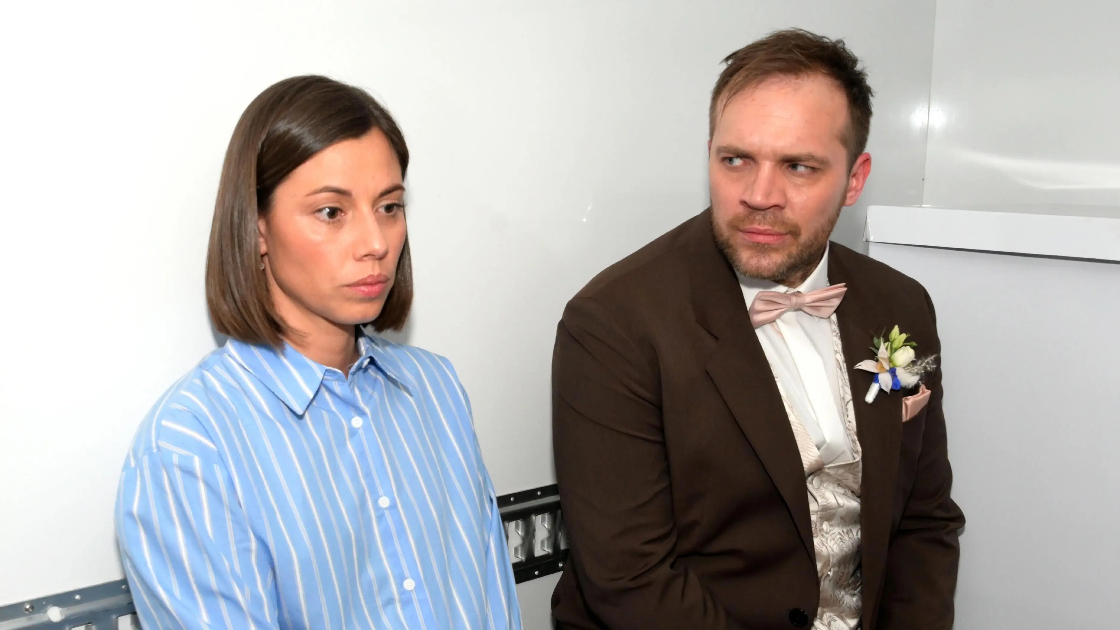 Durch einen unglücklichen Umstand werden Matilda (Anna-Katharina Fecher) und Erik (Patrick Heinrich) in einem Kühllaster eingesperrt.