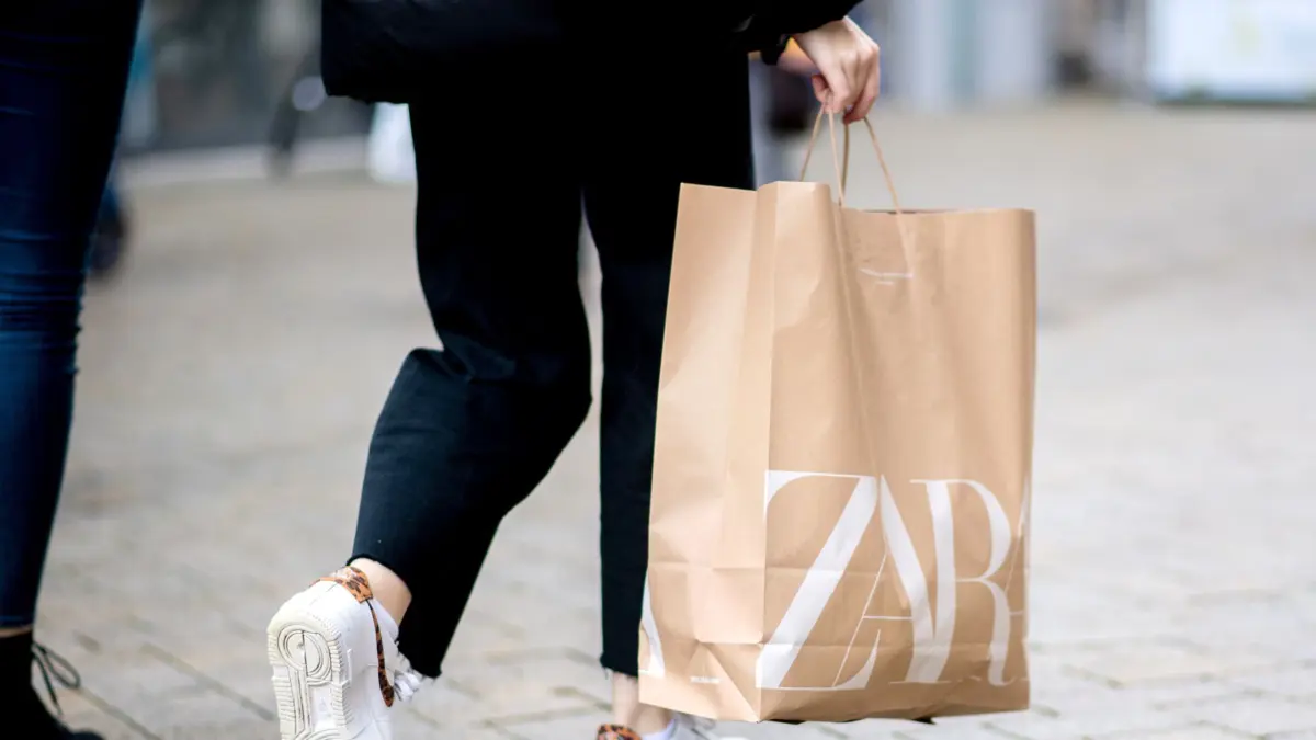 ARCHIV - 07.11.2021, Niedersachsen, Oldenburg: Eine junge Frau geht am verkaufsoffenen Sonntag mit einer Zara-Einkaufstasche durch die Fußgängerzone der Innenstadt. (Zu dpa «Zara-Mutter Inditex verdient deutlich mehr») Foto: Hauke-Christian Dittrich/dpa +++ dpa-Bildfunk +++