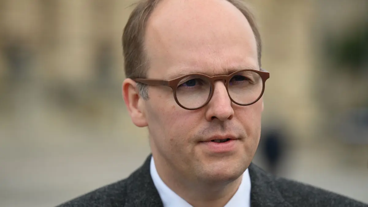 Bundesgericht verhandelt über „Compact“ Verbot: 10.06.2025, Sachsen, Leipzig: Laurens Nothdurft, Klägeranwalt, kommt ins Bundesverwaltungsgericht in Leipzig. Das Gericht prüft, ob das Verbot des rechtsextremen Magazins «Compact» gerechtfertigt ist. Im Eilverfahren hatten die Richter das Verbot vorläufig ausgesetzt. Die damalige Bundesinnenministerin hatte das Magazin 2024 verboten und es als «zentrales Sprachrohr der rechtsextremistischen Szene» bezeichnet. Nun steht die endgültige Entscheidung im Hauptsacheverfahren an. Foto: Hendrik Schmidt/dpa +++ dpa-Bildfunk +++