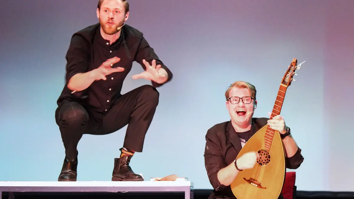 Dmytro Balashov (links) und Oleksandr Palamarchuk beschäftigten sich im Theaterstück „Shevchenko in da House" höchst lebendig mit der verdammt bitteren Wahrheit in der Ukraine.