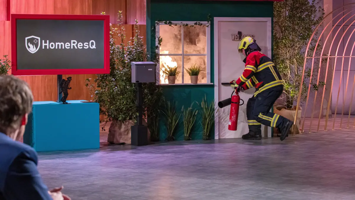 Leonard Mergel löscht einen Brand, um die Mission seines Start-ups zu veranschaulichen.