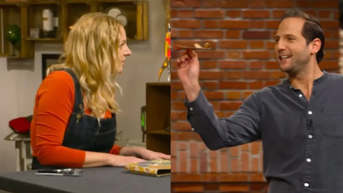 Annika Raßbach wäre wohl nicht glücklich, wenn sie wüsste, was Julian Schmitz-Avila mit dem fast 100 Jahre alten Spielzeug macht.