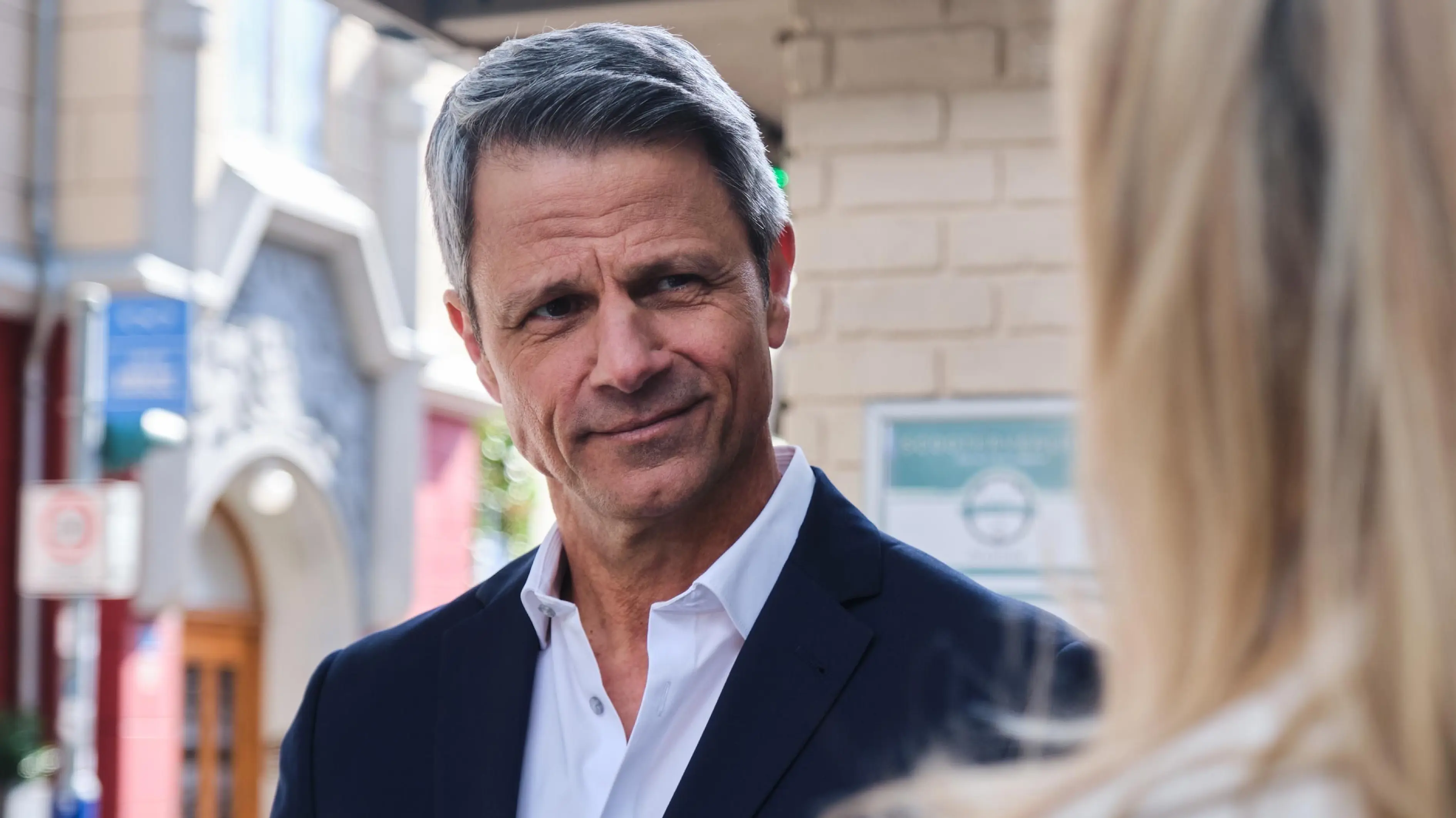 Benedikt (Jens Hajek) möchte mit seinem Charme überzeugen.