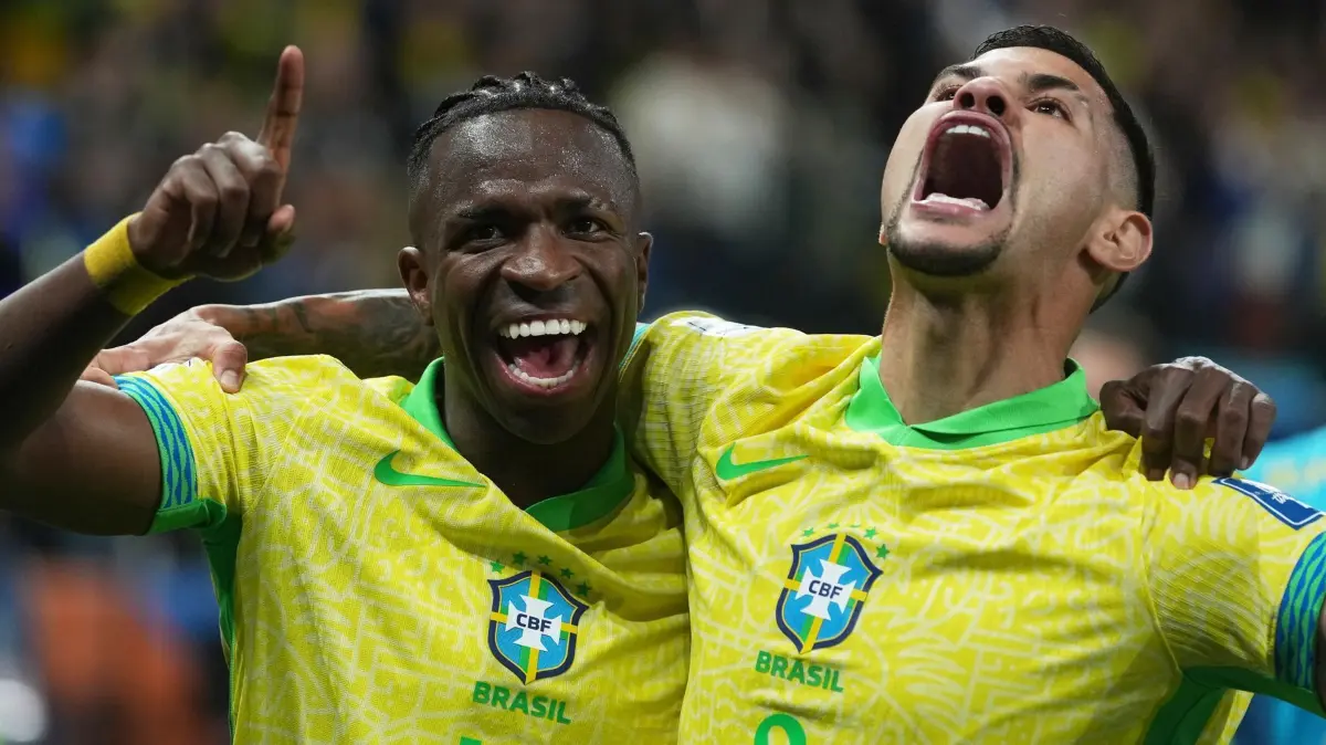 Brasilien - Paraguay: 10.06.2025, Brasilien, Sao Paulo: Fußball: WM-Qualifikation, Südamerika, Brasilien - Paraguay. Der brasilianische Nationalspieler Vinicius Junior (l) feiert mit Bruno Guimaraes nach dem Führungstreffer seiner Mannschaft. Foto: Andre Penner/AP/dpa +++ dpa-Bildfunk +++