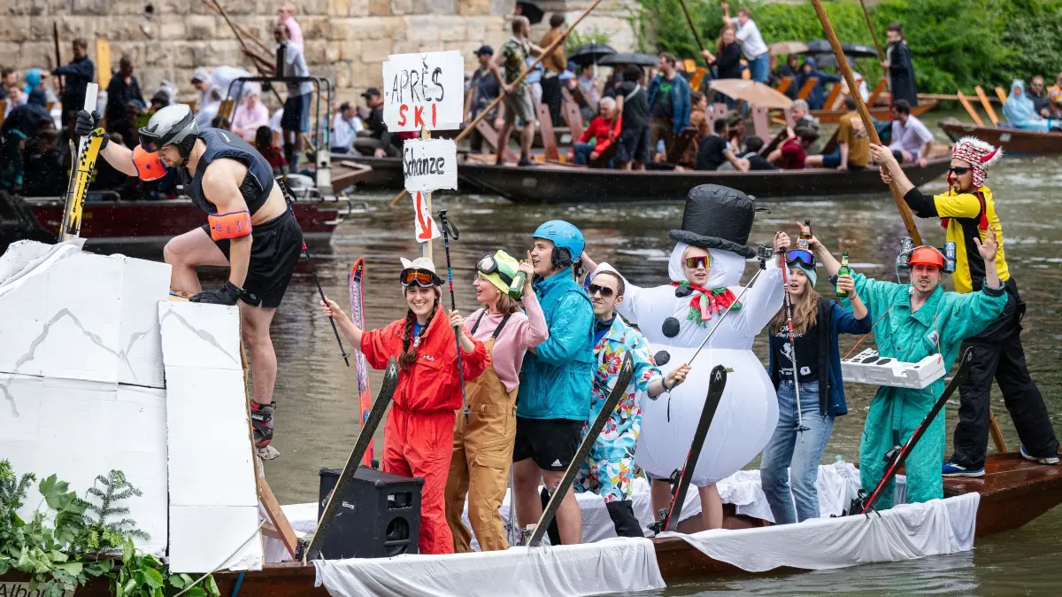 Stocherkahnrennen am 30.5.24 in Tübingen, Kostümwettbewerb, der Ski-Club mit seiner Après-Ski-Party und akrobatischen Schanzsprüngen in den Neckar holten den 1. Platz beim Kostümwettbewerb.