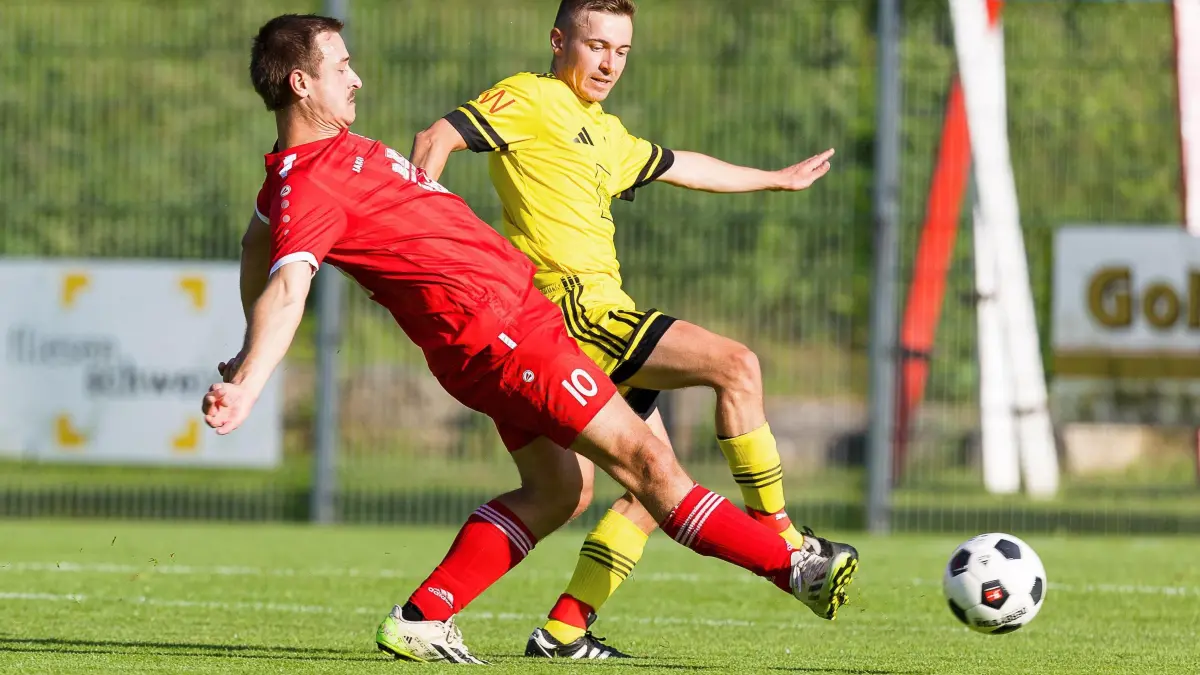 Relegation zur Kreisliga A3: Relegation zur Kreisliga A3; TV Eybach - TSG Zell;
Robert Funk (TV Eybach, #10) und Tobias Goll (TSG Zell u.A., #11);
11.06.2025; , Gosbach.
Foto: Thomas Madel