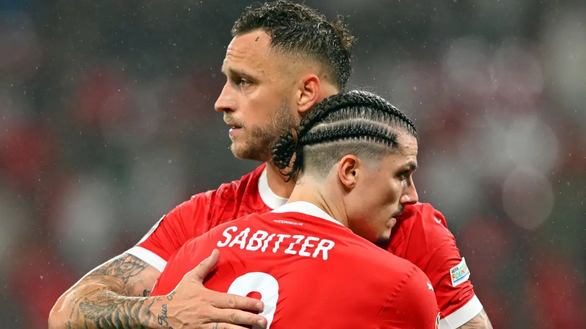Marcel Sabitzer und Marko Arnautovic: ARCHIV - 02.07.2024, Sachsen, Leipzig: Fußball, UEFA Euro 2024, EM, Österreich - Türkei, Finalrunde, Achtelfinale, Leipzig Stadion, Österreichs Spieler Marcel Sabitzer (vorne) und Marko Arnautovic reagieren nach dem Spiel. (zu dpa: «Österreich-Fußballer bestürzt nach Amoklauf: «Es ist Horror»») Foto: Robert Michael/dpa +++ dpa-Bildfunk +++