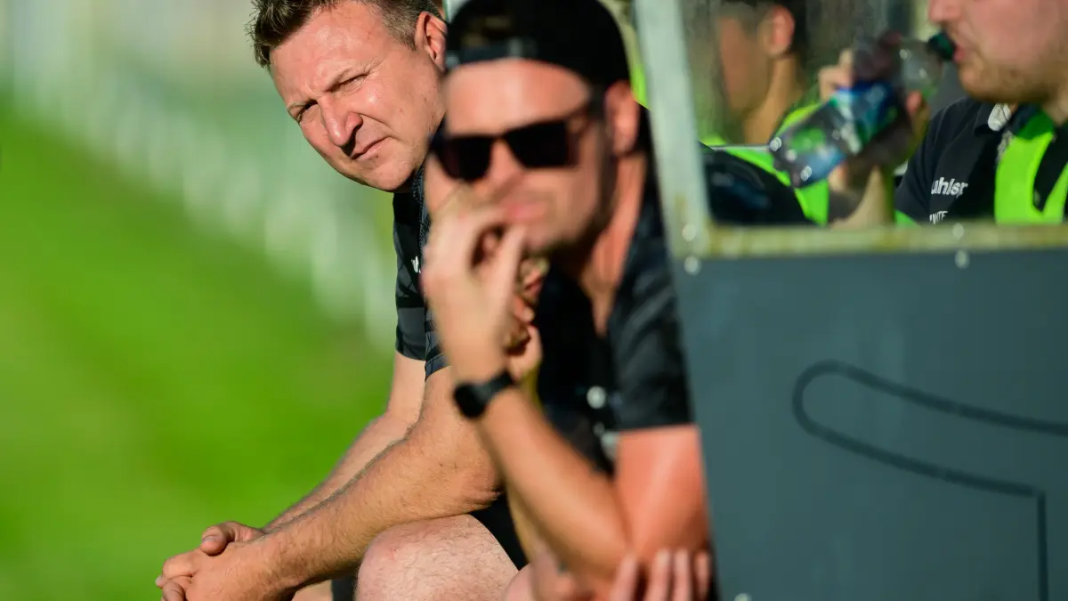SGM Moessingen Belsen II vs. VfB Bodelshausen I, Fussball,Relegation Halbfinale, Aufstieg Kreisliga A3, Wuerttemberg, Spielzeit 2024/2025, 11.06.2025: Traine Esad Huskic, (VfB Bodelshausen I), , zweiter von links,
SGM Moessingen Belsen II vs. VfB Bodelshausen I, Fussball,Relegation Halbfinale, Aufstieg Kreisliga A3, Wuerttemberg, Spielzeit 2024/2025, 11.06.2025
Eibner-Pressefoto/Andreas Ulmer