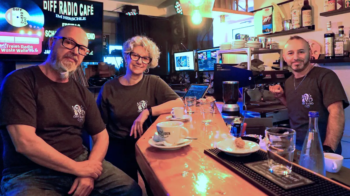 Antonio Luceri, seine Partnerin Giancarla De Razza und ihr Sohn Salvatore Bianco (von links nach rechts) planen in ihrem Seebronner Café die Rückkehr eines großen Rockfestivals