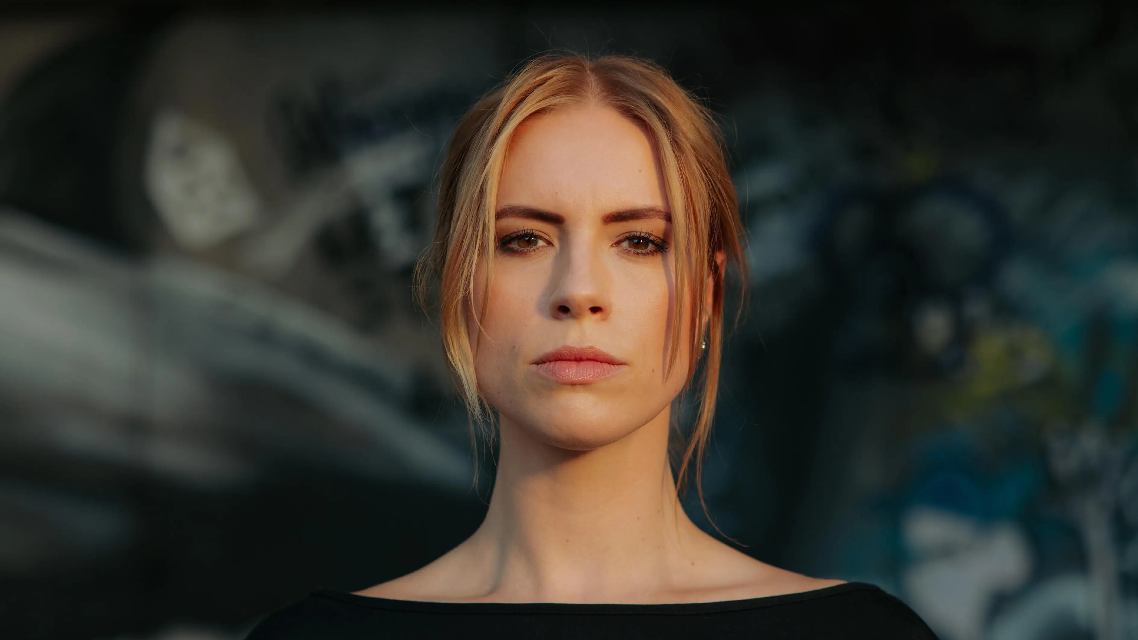 Zoe (Lara Dandelion Seibert) bangt um das Leben ihrer Tochter.