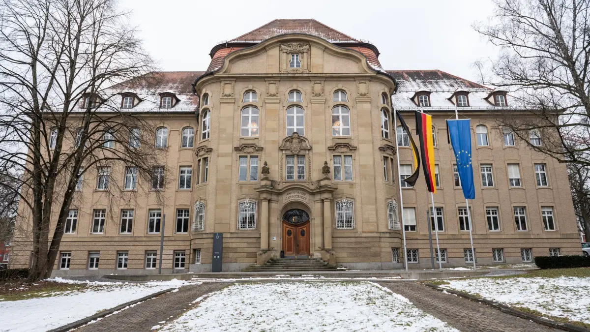 Kriegswaffen-Prozess in Rottweil: ARCHIV - 18.02.2025, Baden-Württemberg, Rottweil: Außenaufnahme des Amtsgericht und Landgericht. (zu dpa: «Schuss auf Zwölfjährigen: Prozess gegen 14-Jährigen beginnt») Foto: Silas Stein/dpa +++ dpa-Bildfunk +++
