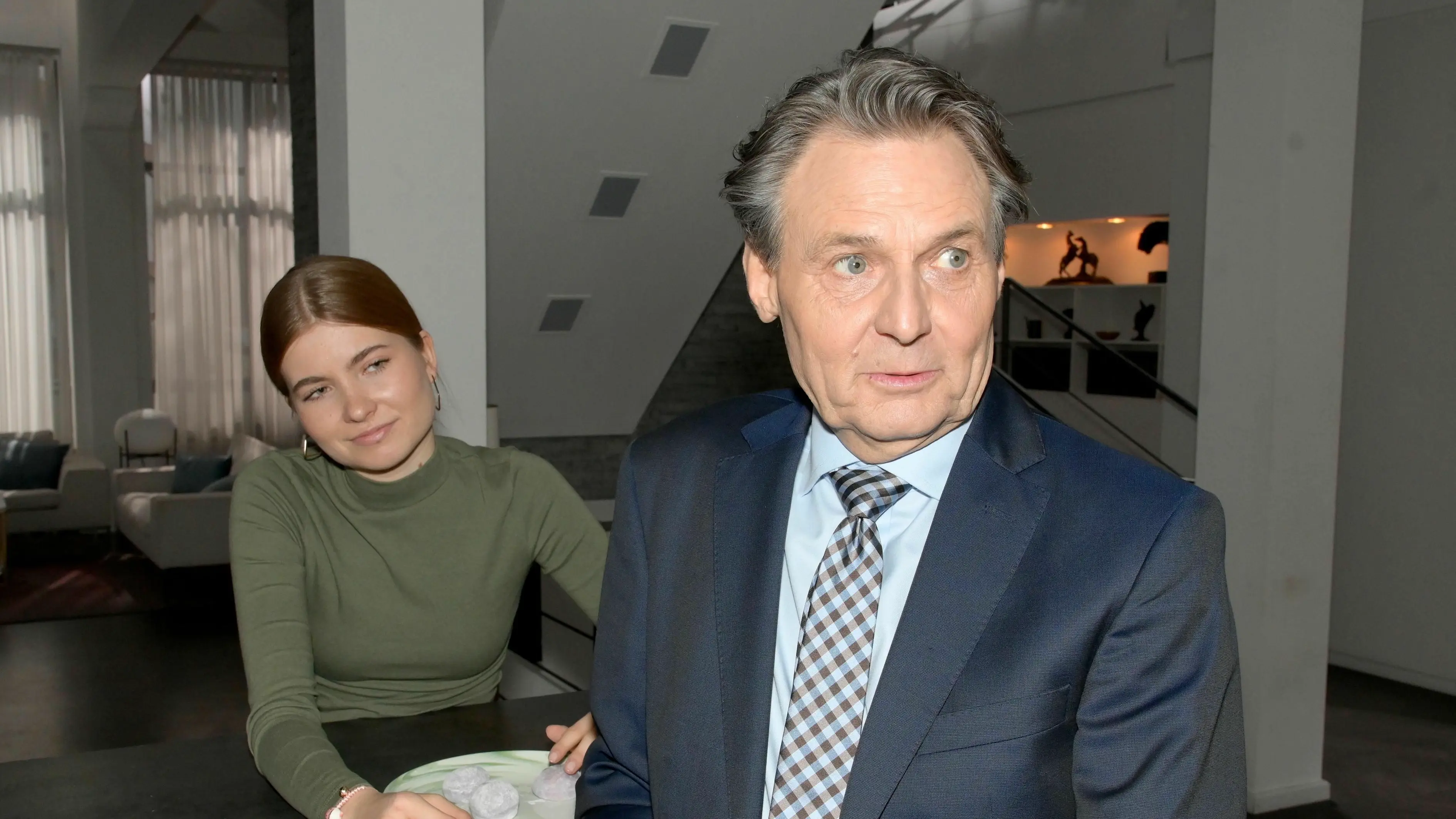 Jo Gerner (Wolfgang Bahro) freut sich, dass Johanna (Charlott Reschke) wieder bei ihm einzieht.