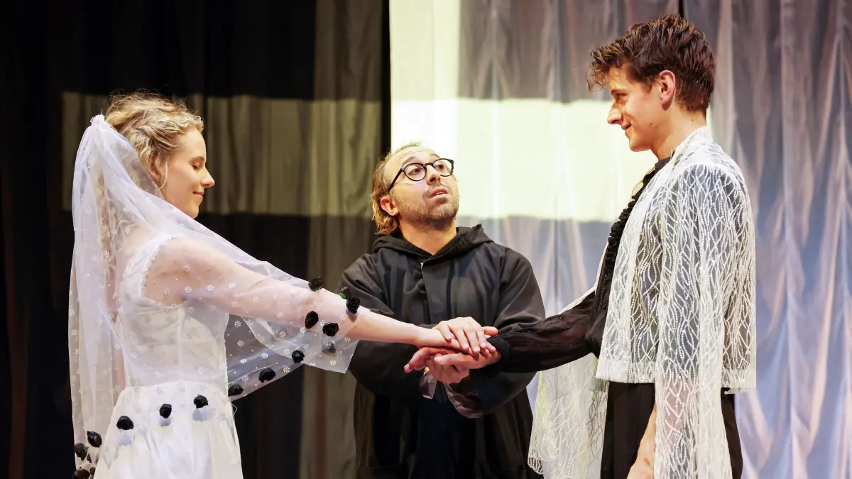 Freilichtspiele Schwäbisch Hall: "Romeo und Julia" von William Shakespeare im Neuen Globe; Regie Silvia Armbruster; Bühne und Kostüme Michael S. Kraus; Komposition und Arrangements Toni Eberle