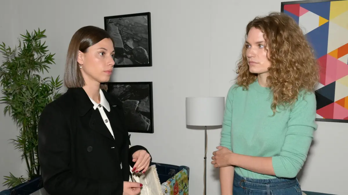 Matilda (Anna-Katharina Fecher, l.) verspricht Paulina (Christina Arends), dass sie sich wegen Zoe keine Sorgen machen muss.