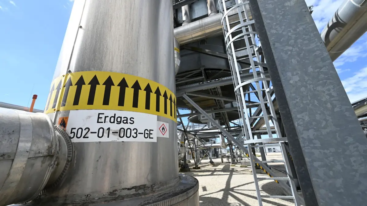 Gasspeicher: ARCHIV - 02.08.2022, Österreich, Straßwalchen: Auf einer Ummantelung eines Rohres sind im Gasspeicher Haidach Pfeile zu sehen und die Aufschrift Erdgas. (zu dpa: «Preissprung bei Erdgas nach Israels Angriff auf den Iran») Foto: Uwe Lein/dpa +++ dpa-Bildfunk +++
