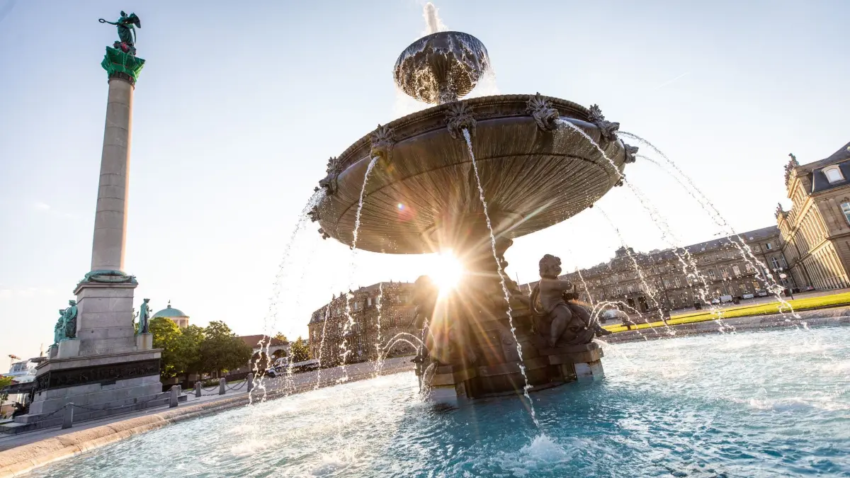 Sonne in Stuttgart: ARCHIV - 11.08.2021, Baden-Württemberg, Stuttgart: Morgendliche Sonnenstrahlen scheinen durch einen der Brunnen auf dem Schlossplatz. (zu dpa: «Paar soll Sex auf dem Stuttgarter Schlossplatz gehabt haben») Foto: Christoph Schmidt/dpa +++ dpa-Bildfunk +++
