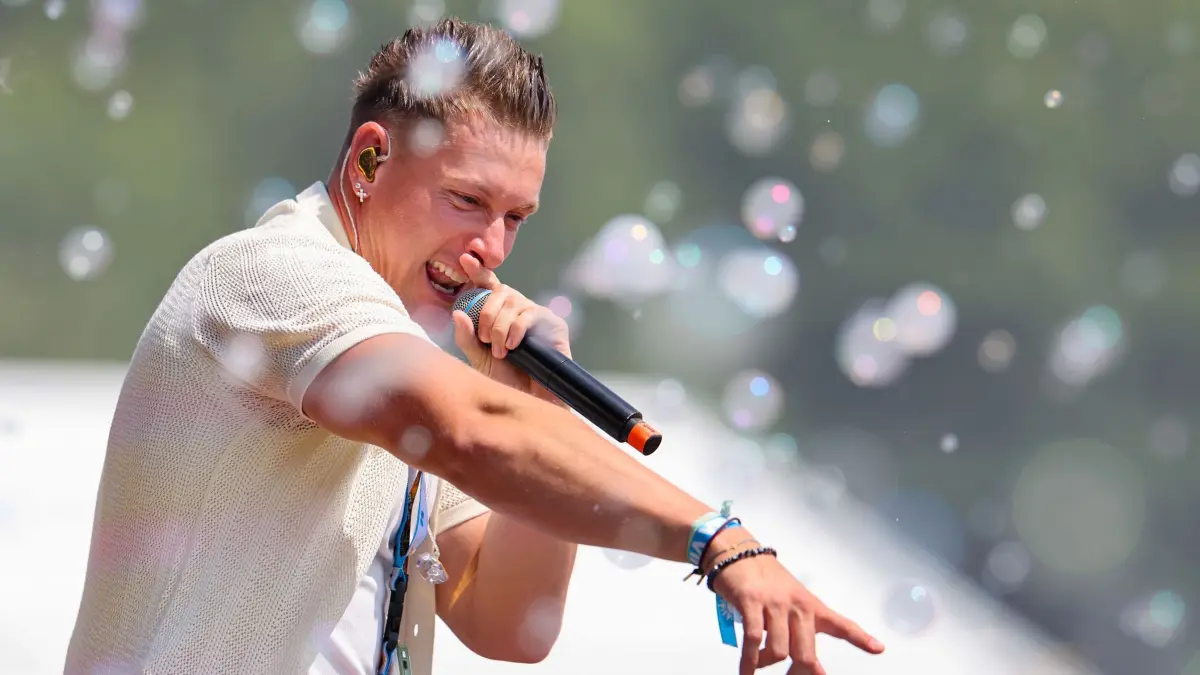 Musik-Festival „Inselfieber“ mit vielen Ballermann-Stars: 14.06.2025, Nordrhein-Westfalen, Oberhausen: Calvin Kleinen tritt beim Festival «Inselfieber» auf. Foto: Christoph Reichwein/dpa +++ dpa-Bildfunk +++