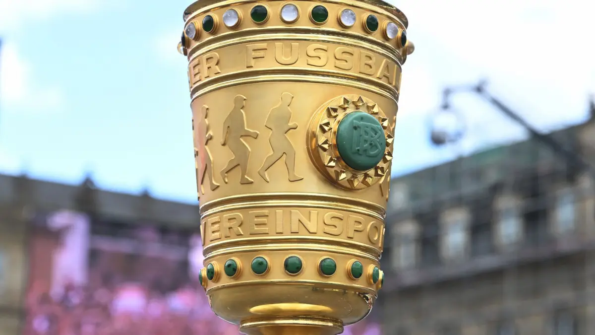 DFB-Pokal: ARCHIV - 25.05.2025, Baden-Württemberg, Stuttgart: Fußball: DFB-Pokal, Arminia Bielefeld - VfB Stuttgart, nach dem Finale, Emfang VfB Stuttgart auf dem Schloßplatz. Der DFB-Pokal steht auf der Bühne. (zu dpa: «DFB-Pokal: Schnelle Revanche-Chance für Werder») Foto: Uli Deck/dpa +++ dpa-Bildfunk +++