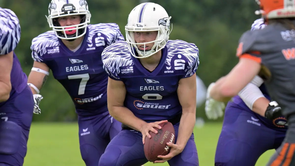 American Football RL | SSV Reutlingen 05 Eagles vs. Fellbach Warriors: American Football | SSV Reutlingen 05 Eagles (lila) vs. Fellbach Warriors (grau) // 2025-06-15 // Foto: Joachim Baur // #8 Mike Philipp Danowski (SSV Reutlingen Eagles) / #7 Pascal Lauber (SSV Reutlingen Eagles)
