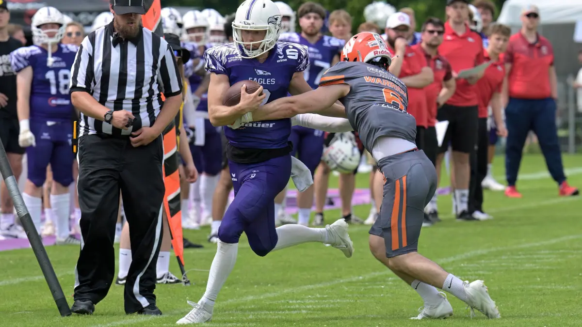 American Football RL | SSV Reutlingen 05 Eagles vs. Fellbach Warriors: American Football | SSV Reutlingen 05 Eagles (lila) vs. Fellbach Warriors (grau) // 2025-06-15 // Foto: Joachim Baur // #8 Mike Philipp Danowski (SSV Reutlingen Eagles) / #6 Jonas Max Haerer (Fellbach Warriors)
