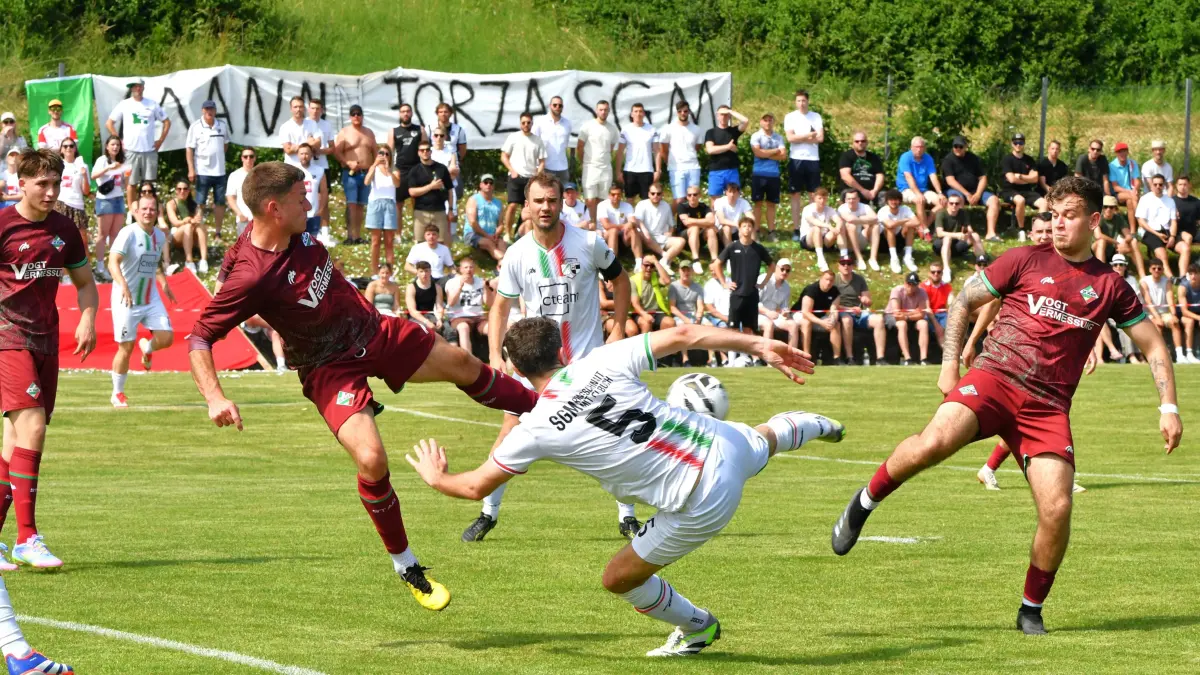 Fußball Relegation zur Landesliga SC Staig (rote Trikots) gegen SGM Ringschnait-Mittelbiberach