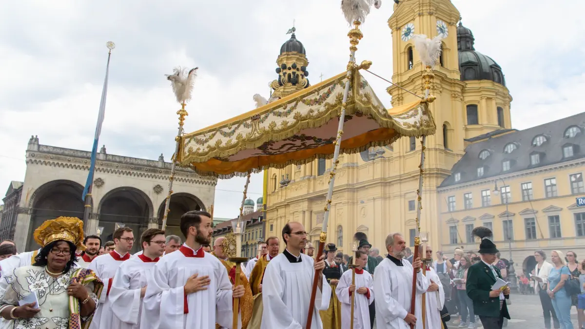 Prozession zu Fronleichnam in München: ARCHIV - 20.06.2019, Bayern, München: Gläubige ziehen in einer Fronleichnamsprozession über den Odeonsplatz. (zu dpa: «Die alte Pracht - katholische Kirche feiert Fronleichnam») Foto: Matthias Balk/dpa +++ dpa-Bildfunk +++