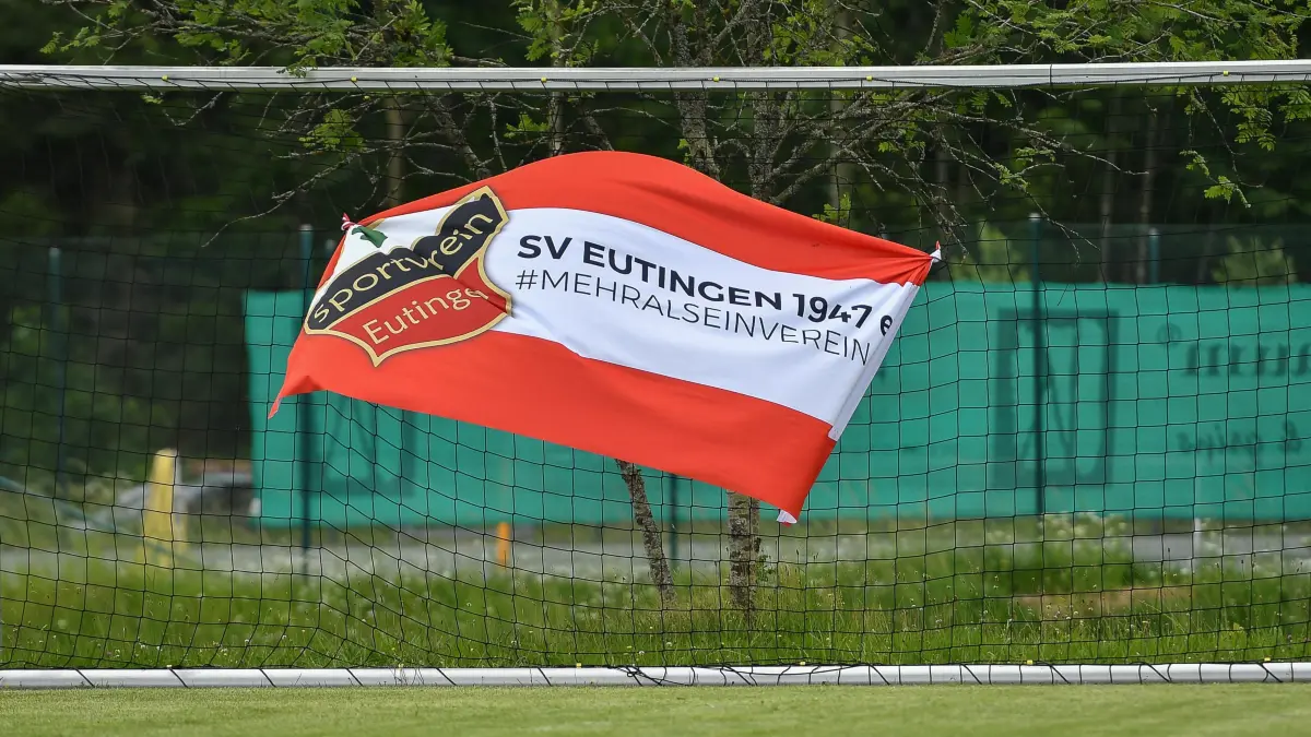 SGM VFR Klosterreichenbach/SV Musbach I vs. SV Eutingen II, Fussball, Frauen, Relegationsspiel in Regionenliga 4, Saison 2024/2025, 15.06.2025: Banner, Fahne, SV Eutingen
SGM VFR Klosterreichenbach/SV Musbach I vs. SV Eutingen II, Fussball, Frauen, Relegationsspiel in Regionenliga 4, Saison 2024/2025, 15.06.2025,
Foto: Eibner-Pressefoto/Ralph Kunze