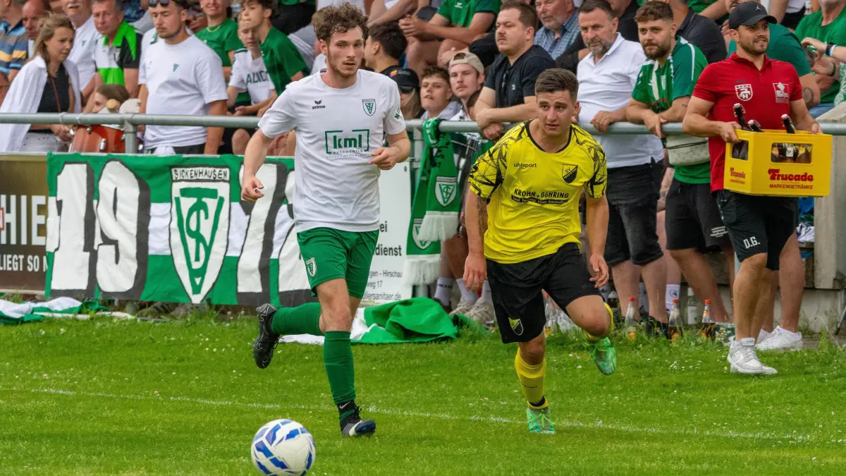 SV Neustetten vs. TSV Sickenhausen, Fussball, Entscheidungsspiel Relegation, 2024/2025, 15.06.2025: Jannik Klein (SV Neustetten, #07) Ferdinand Gold (TSV Sickenhausen, #02)
SV Neustetten vs. TSV Sickenhausen, Fussball, Entscheidungsspiel Relegation, 2024/2025, 15.06.2025
Foto: Eibner-Pressefoto/Manuel Flierl