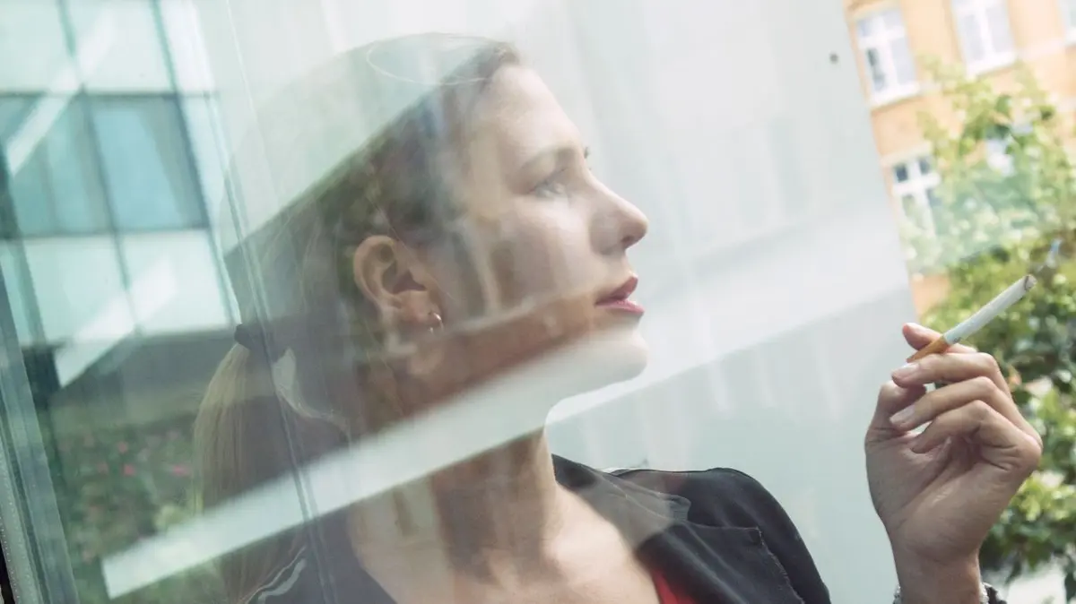 Eine Frau raucht Zigarette während einer Pause: ILLUSTRATION - Raus zum Rauchen? Das gilt als Unterbrechung der Arbeitszeit. Foto: Christin Klose/dpa-mag - Honorarfrei nur für Bezieher des Dienstes dpa-Magazin +++ dpa-Magazin +++
