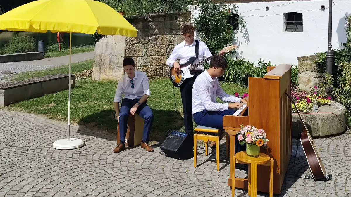 Drei tschechische Abiturienten gaben am Samstag, 14. Juni, ein spontanes Platzkonzert vor dem Haus am Nepomuk in Rottenburg