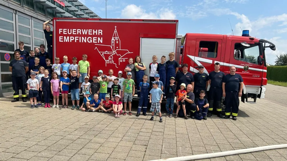(ohne Überschrift): Vorsicht: Dieses Foto ist möglicherweise nur für den einstigen Verlag Schwäbisches Tagblatt verwendbar. Der Empfinger Michael Hipp zeigt den Kindern beim Sommerferienprogramm die Feuerwehr. Bild: Gerhard Rebmann