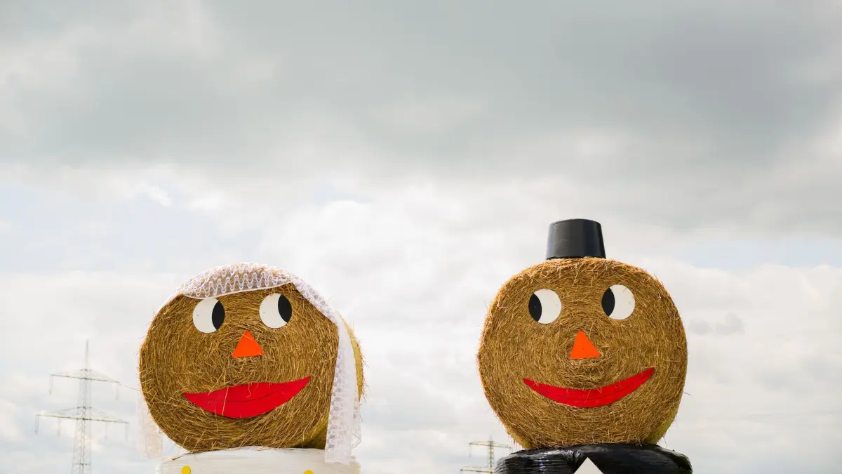 Romantische Strohfiguren: 16.06.2025, Niedersachsen, Elze: Strohfiguren in Optik einer Braut und eines Bräutigams machen an der Bundesstraße B3 bei Elze im Landkreis Hildesheim auf eine Hochzeit aufmerksam. Foto: Julian Stratenschulte/dpa +++ dpa-Bildfunk +++