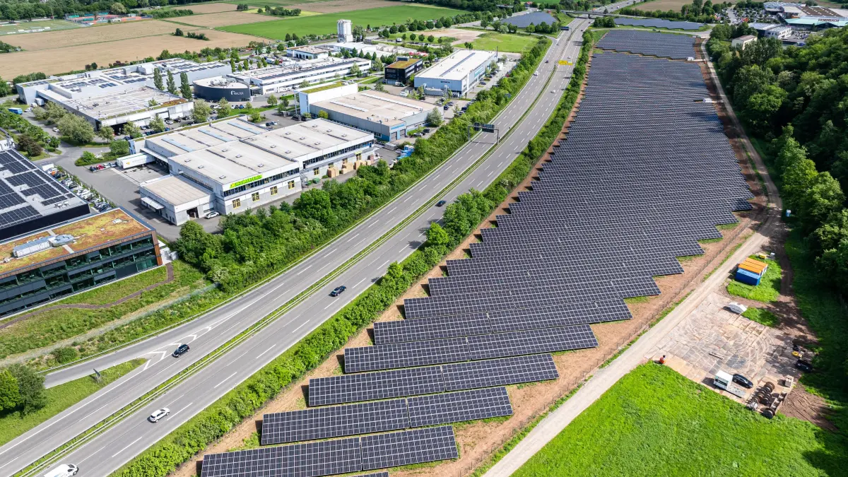 Solarpark Traufwiesen an der B27 in Lustnau, Energie, Solar, Klimawandel, erneuerbare Energien