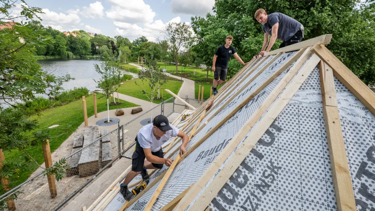 Anlagenpark Tübingen: Three apprentices build a roof