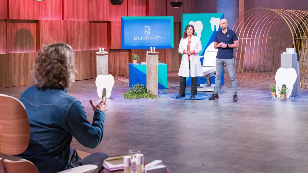 Dr. Dana Adyani-Fard und Dr. Thomas Greussing pitchen am 23. Juni 2025 in „Die Höhle der Löwen“ ihr Produkt Blissand.
