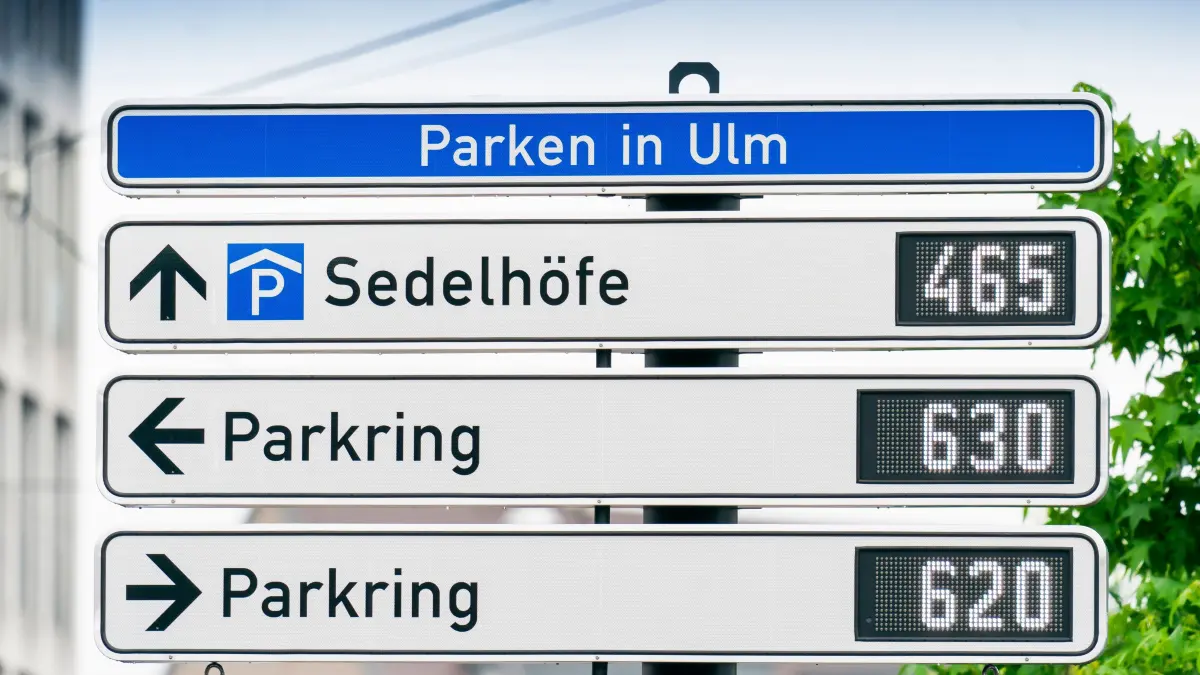 Seit Februar ist das 3,7 Millionen Euro teure Parkleitsystem in Ulm am Start. Doch noch immer werden nicht alle Zahlen aus den Tiefgaragen eingespeistParkleitsystem, also die neuen Infotafeln;